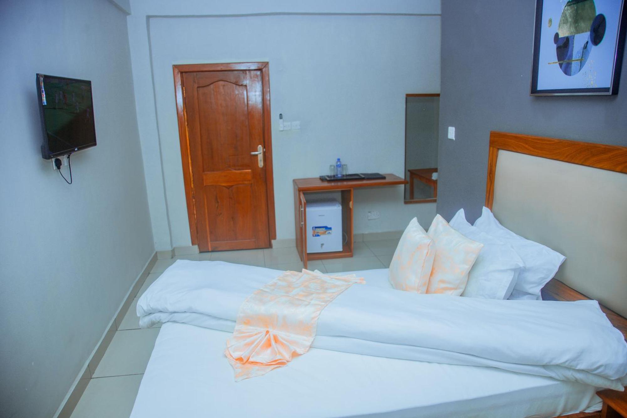 Le Grand Marie Hotel Дар ес Саалам Екстериор снимка