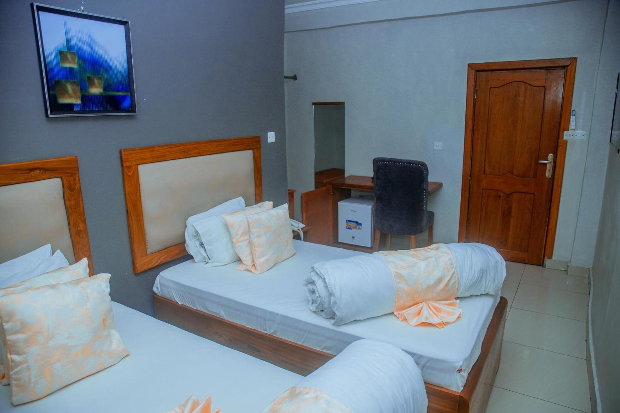 Le Grand Marie Hotel Дар ес Саалам Екстериор снимка